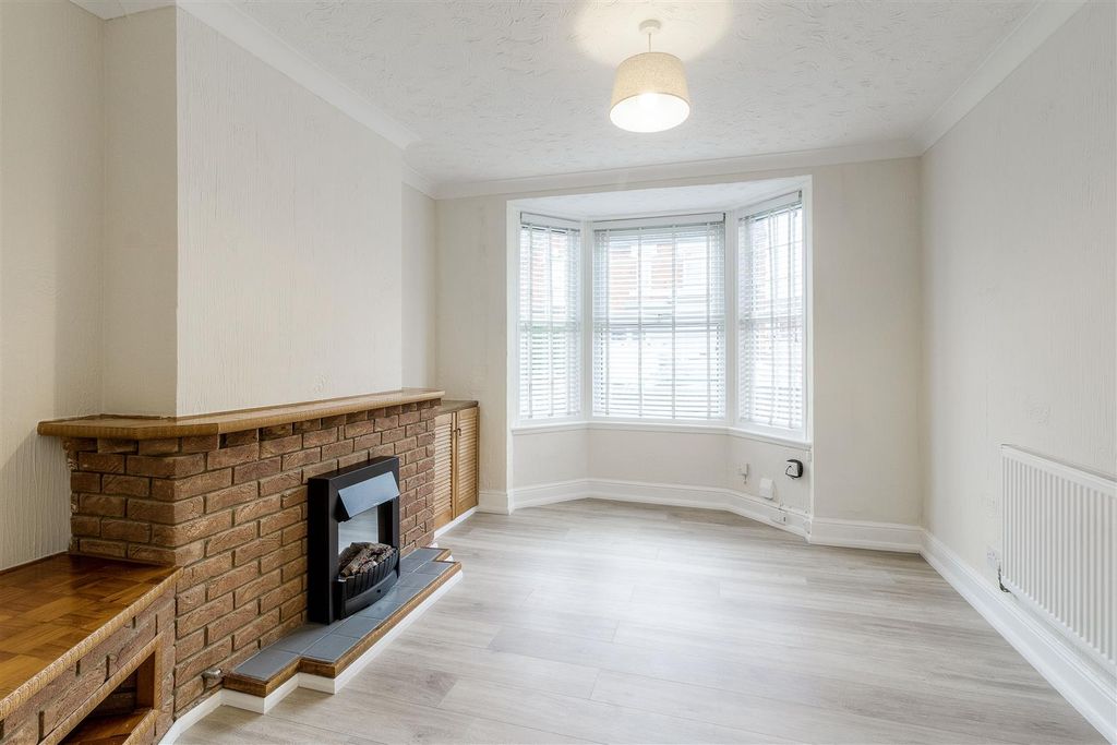 Property photo 3 of 10 Washbrook Road Living