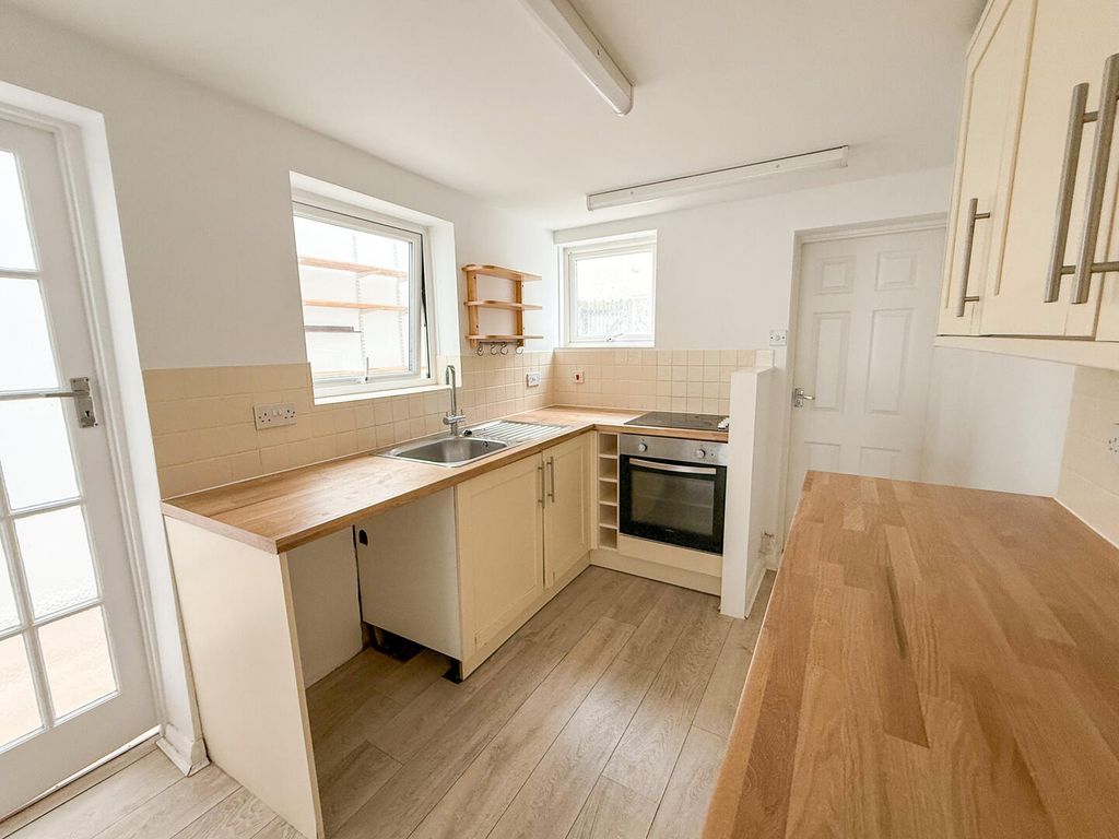 Property photo 3 of 12 Kitchen