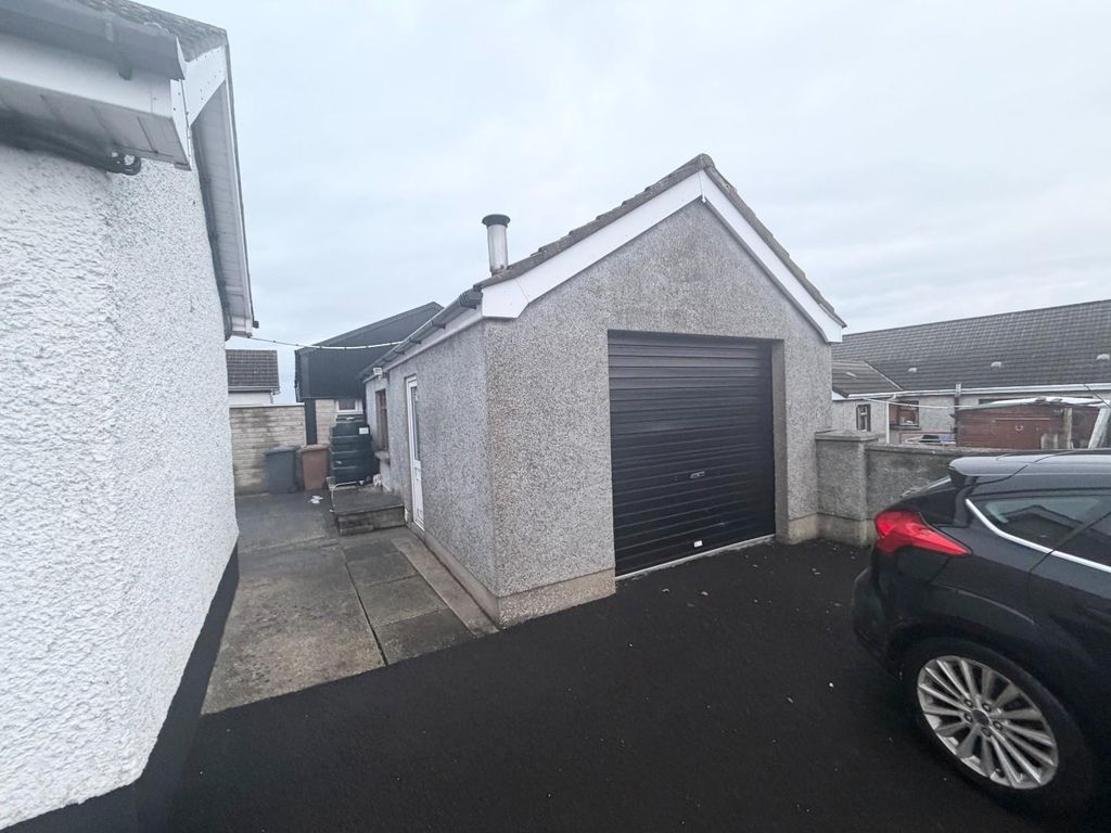 Property photo 3 of 11 Garage