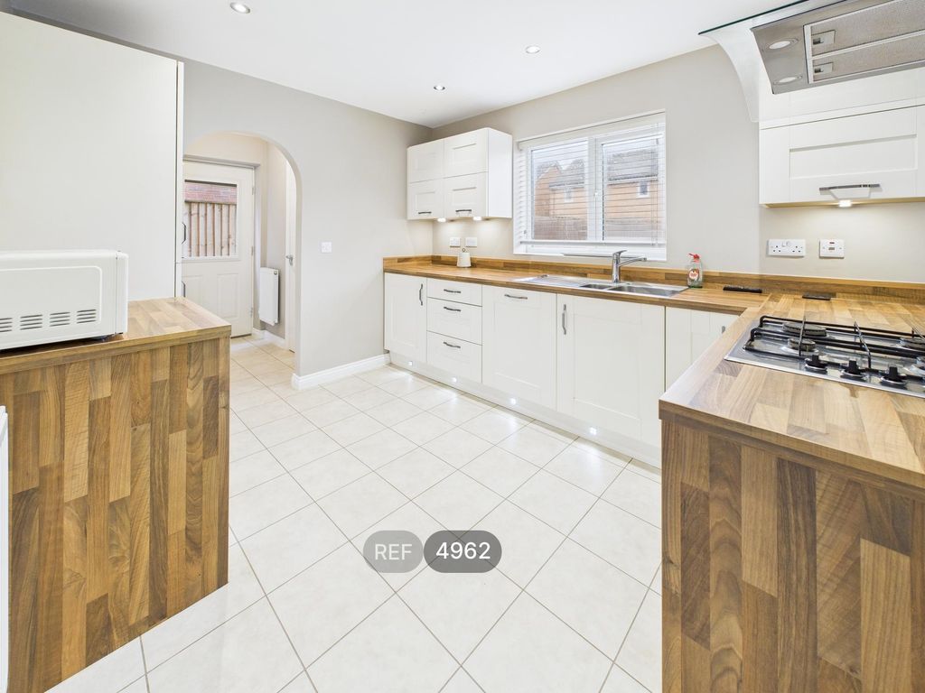 Property photo 2 of 12 Kitchen / Dining Area