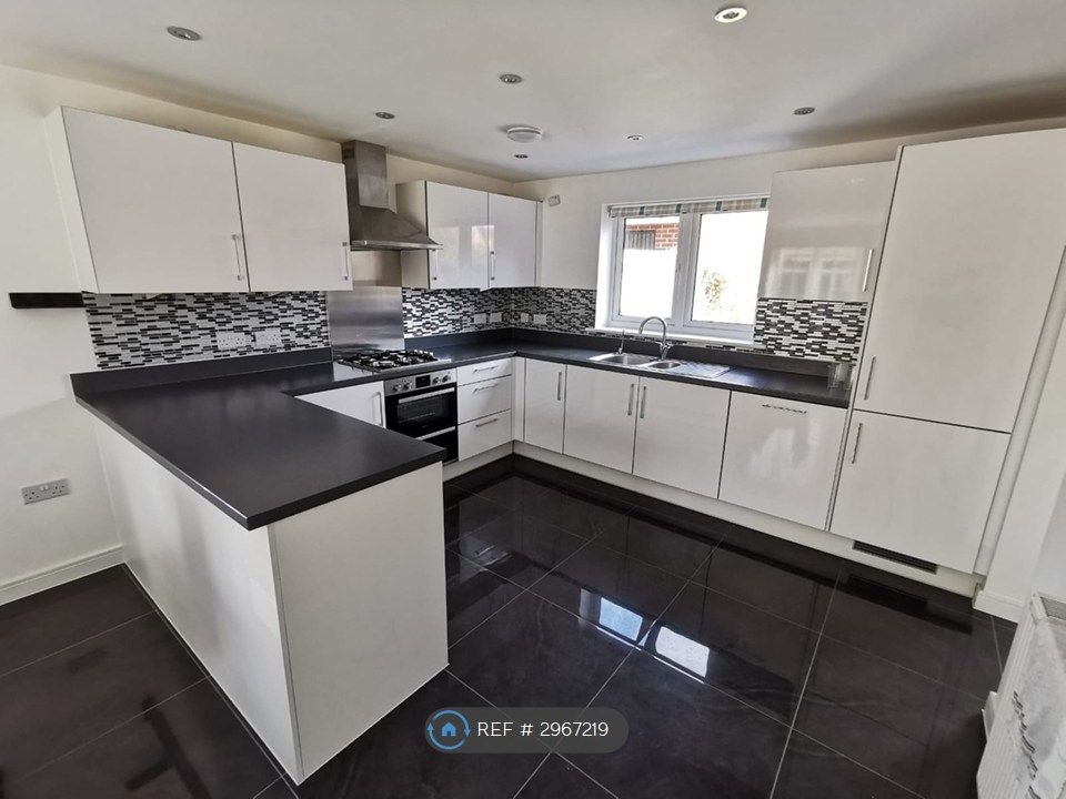 Property photo 1 of 17 Kitchen
