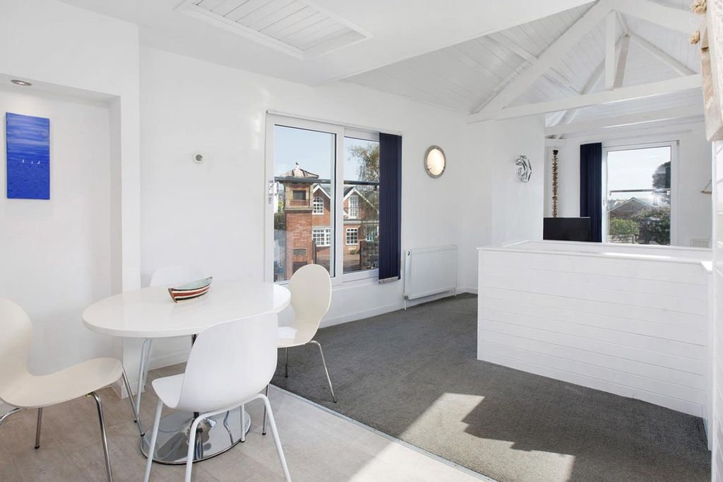 Property photo 3 of 31