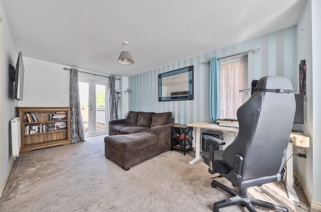 Property photo 2 of 11 1306513-8-68518Fb...