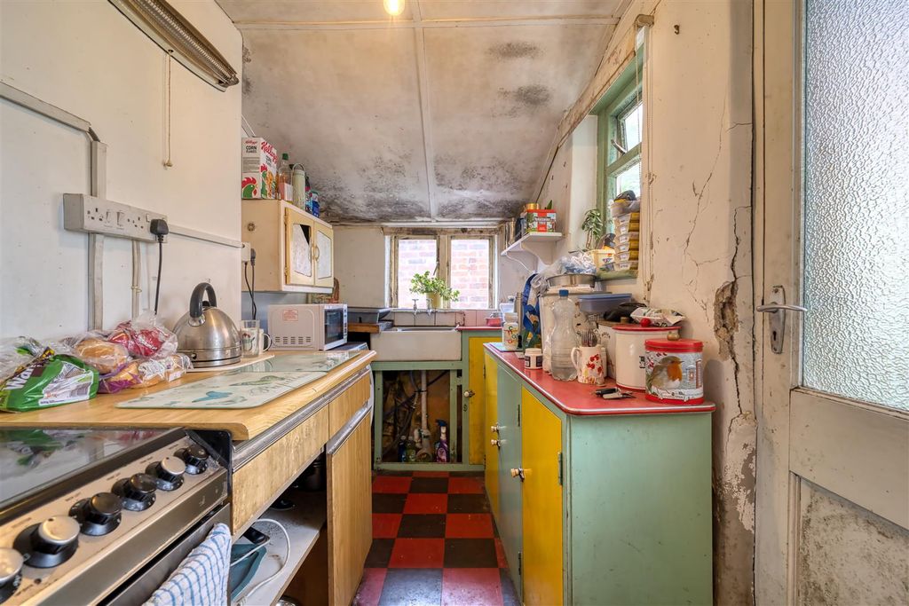 Property photo 3 of 8 Kitchen