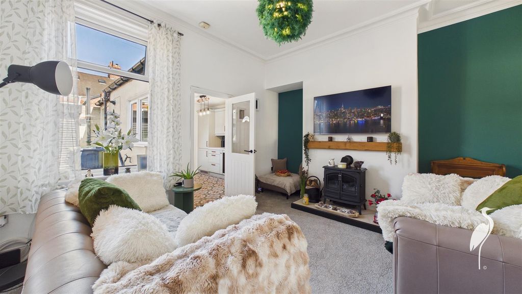 Property photo 2 of 18 Lounge