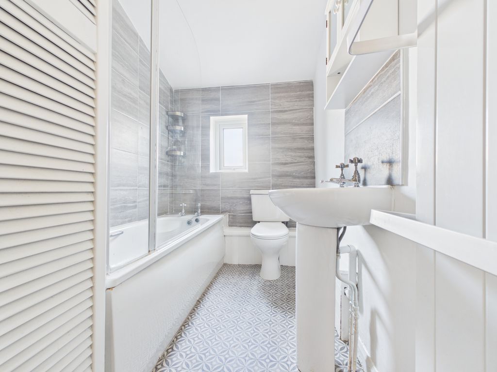 Property photo 3 of 11 Bathroom