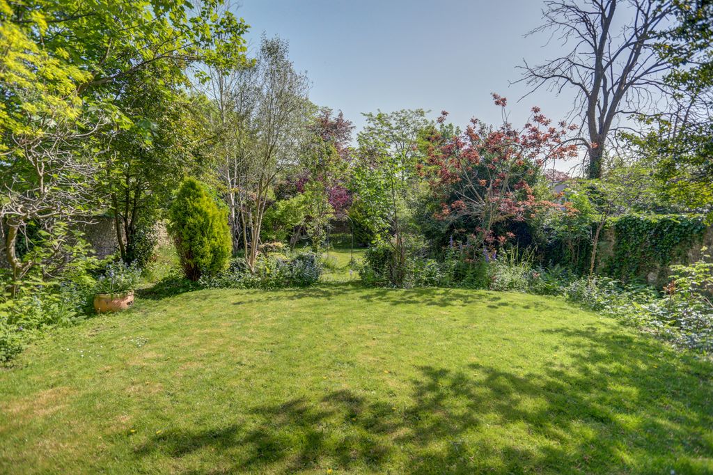 Property photo 2 of 25 Garden