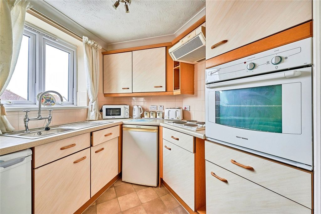 Property photo 3 of 10 Kitchen