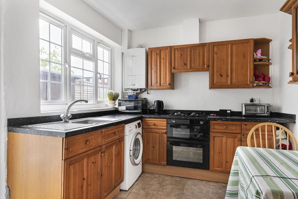 Property photo 3 of 11 Kitchen