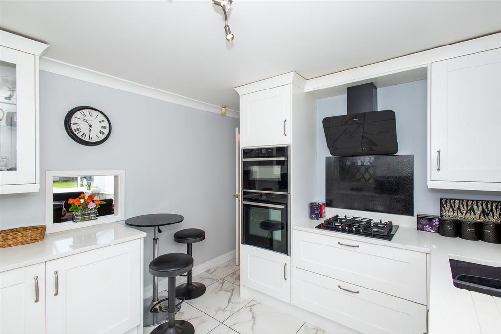 Property photo 3 of 23 Kitchen