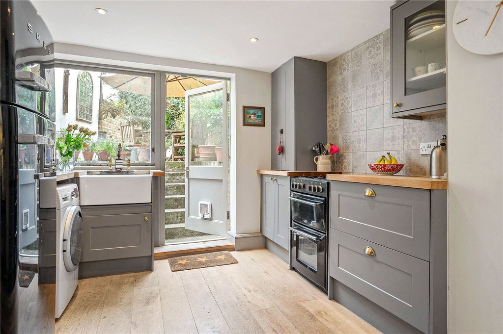 Property photo 2 of 11 Kitchen