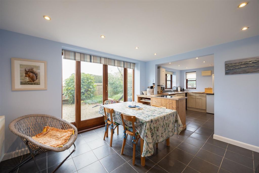 Property photo 2 of 10 Kitchen/Dining Room
