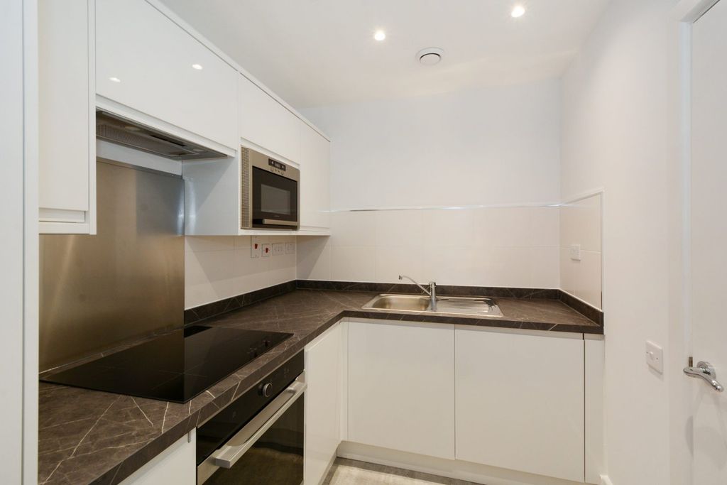 Property photo 3 of 18 Kitchen