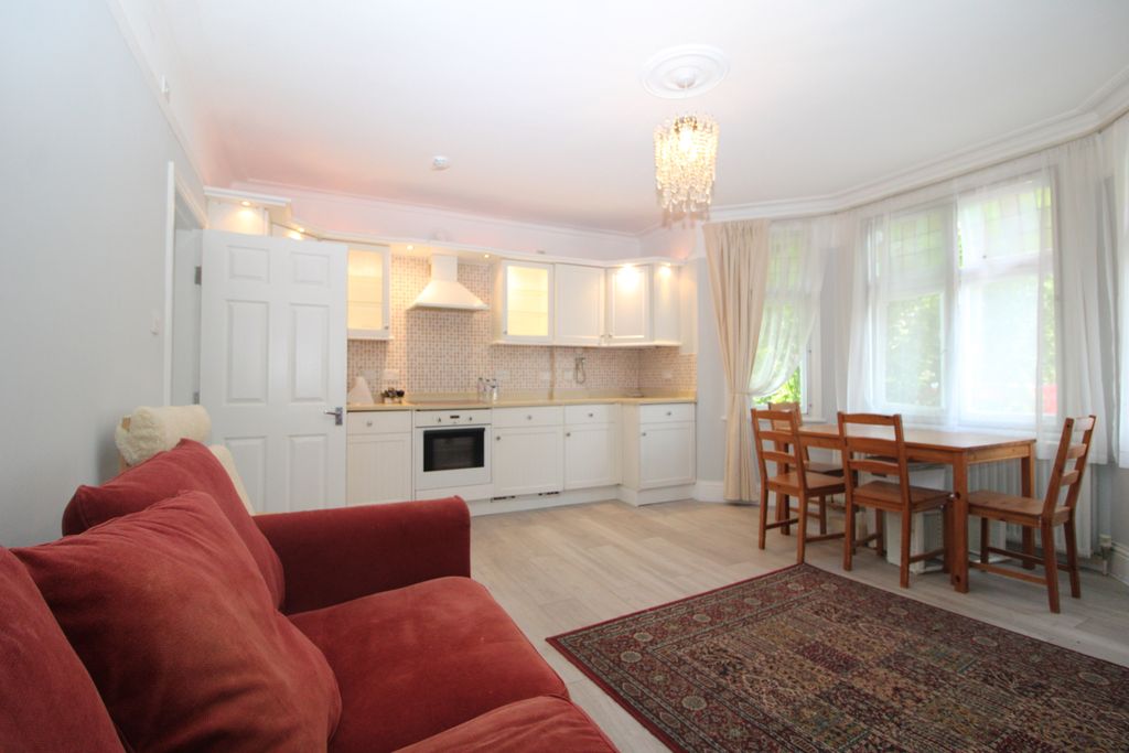 Property photo 1 of 9 2 Bedroom 1st Floor Flat
