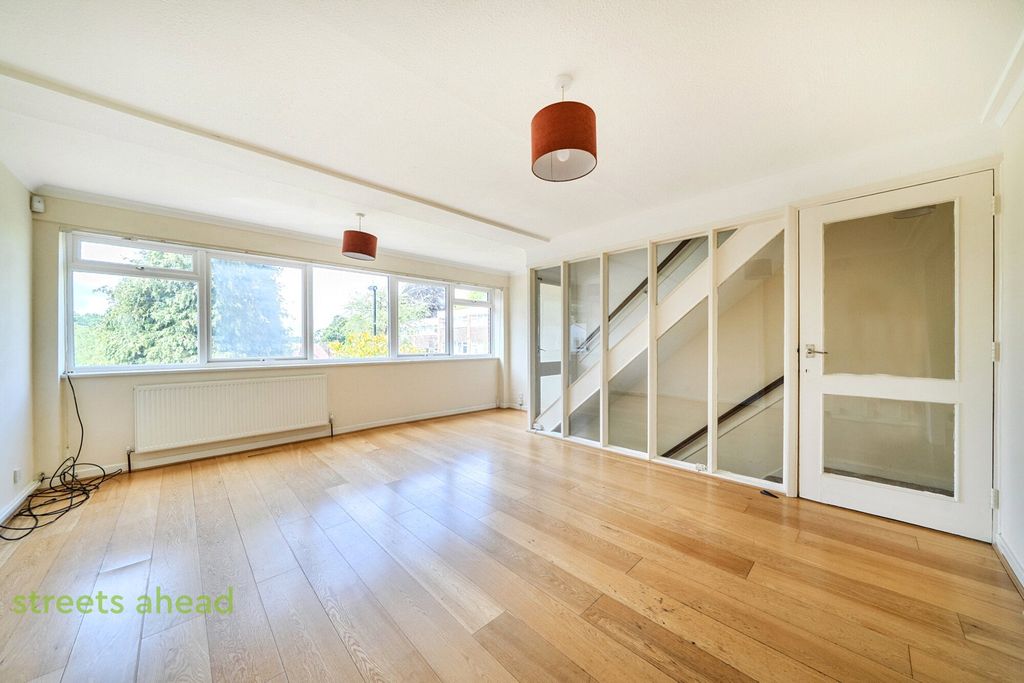 Property photo 2 of 16 E256B209-624d-499...