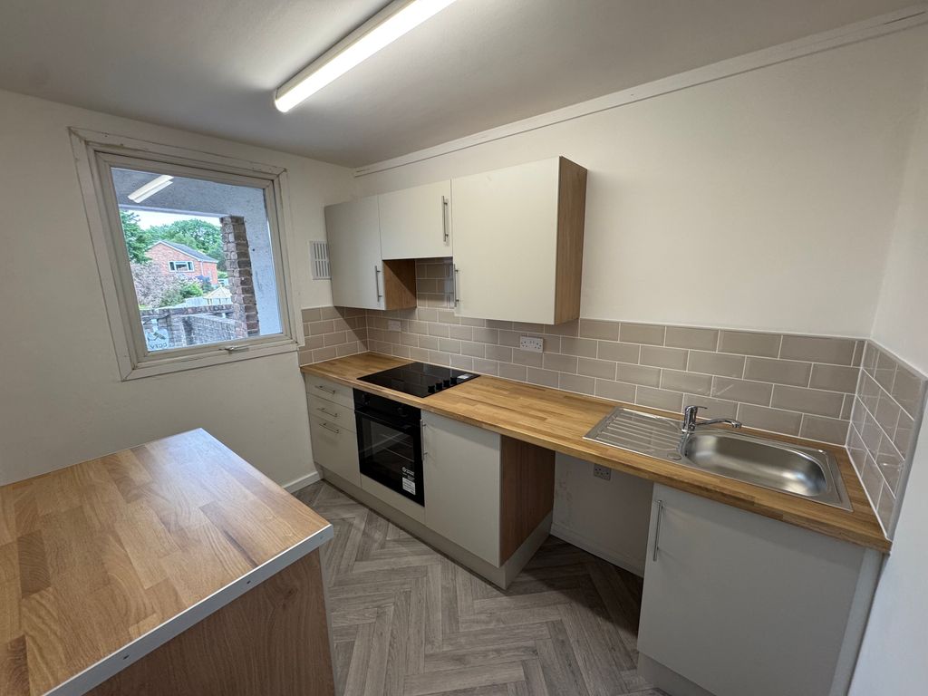 Property photo 1 of 5 121A Collingwood Crescent - Kitchen