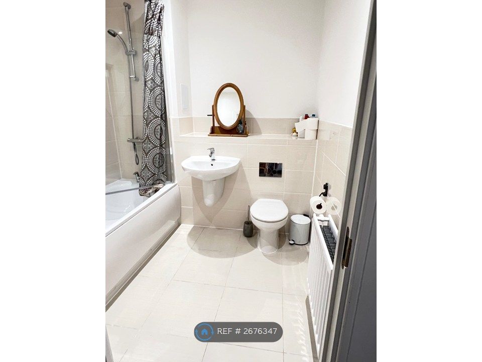 Property photo 3 of 9 Toilet & Bath View 1