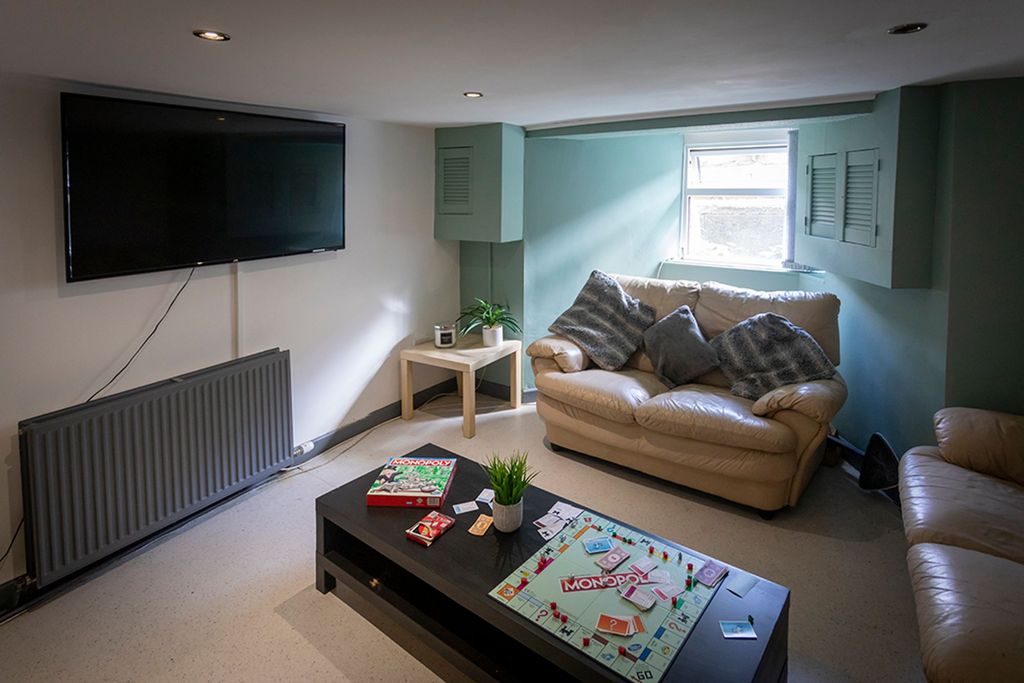 Property photo 2 of 8 Communal Living Area