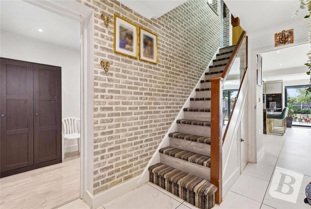 Property photo 3 of 33 Entrance Hall