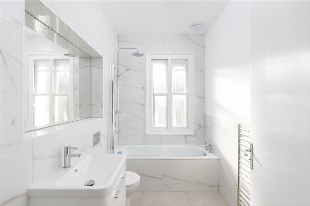 Property photo 2 of 7 Bathroom