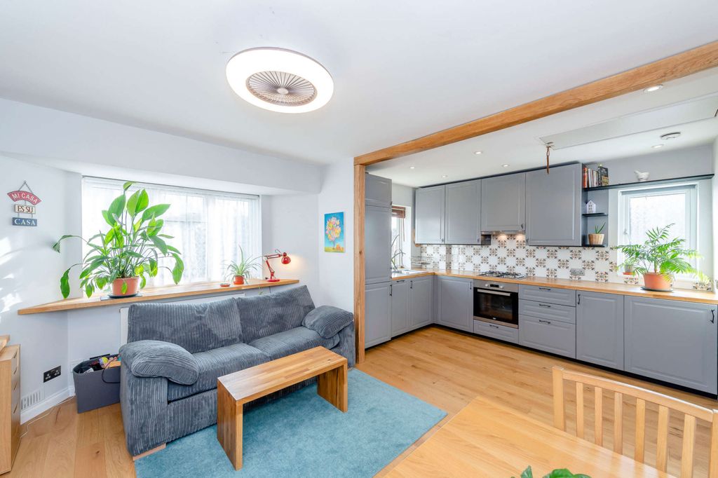 Property photo 3 of 12 Gallery