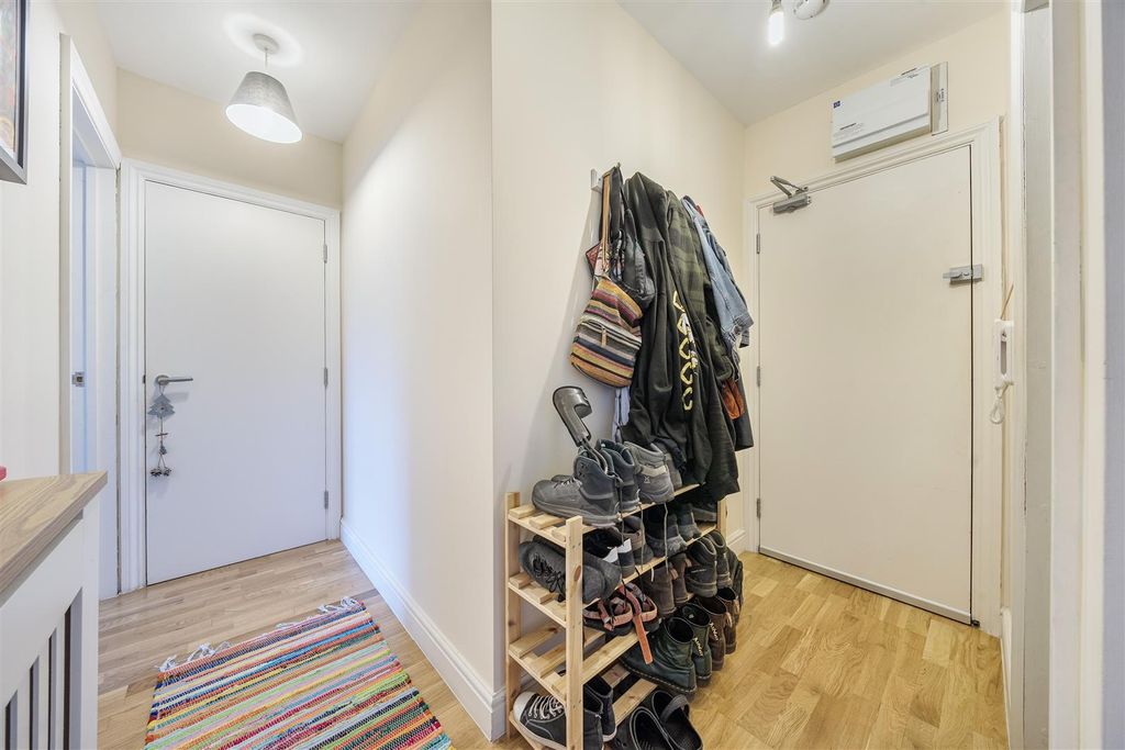 Property photo 3 of 14 Entrance Hall