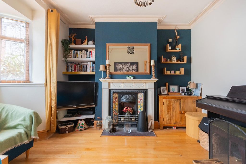 Property photo 1 of 27 2S0Htn - Living Room B.Jpg