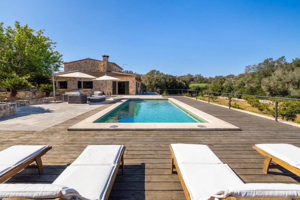 Property photo 1 of 20 Pool And Exterior (2)