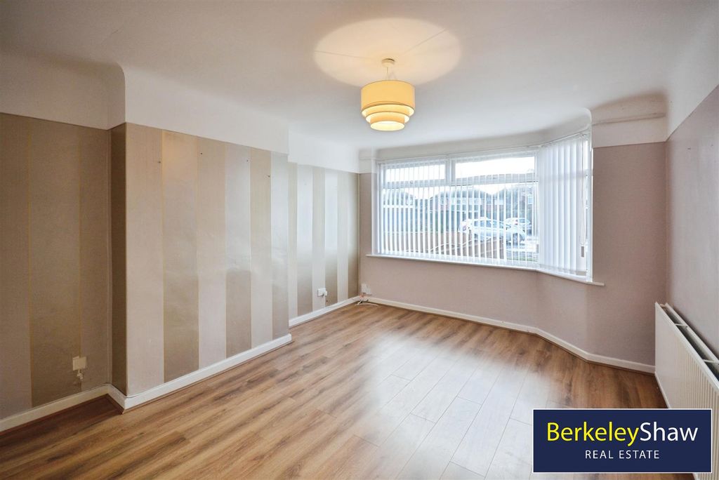 Property photo 3 of 18 Living Room