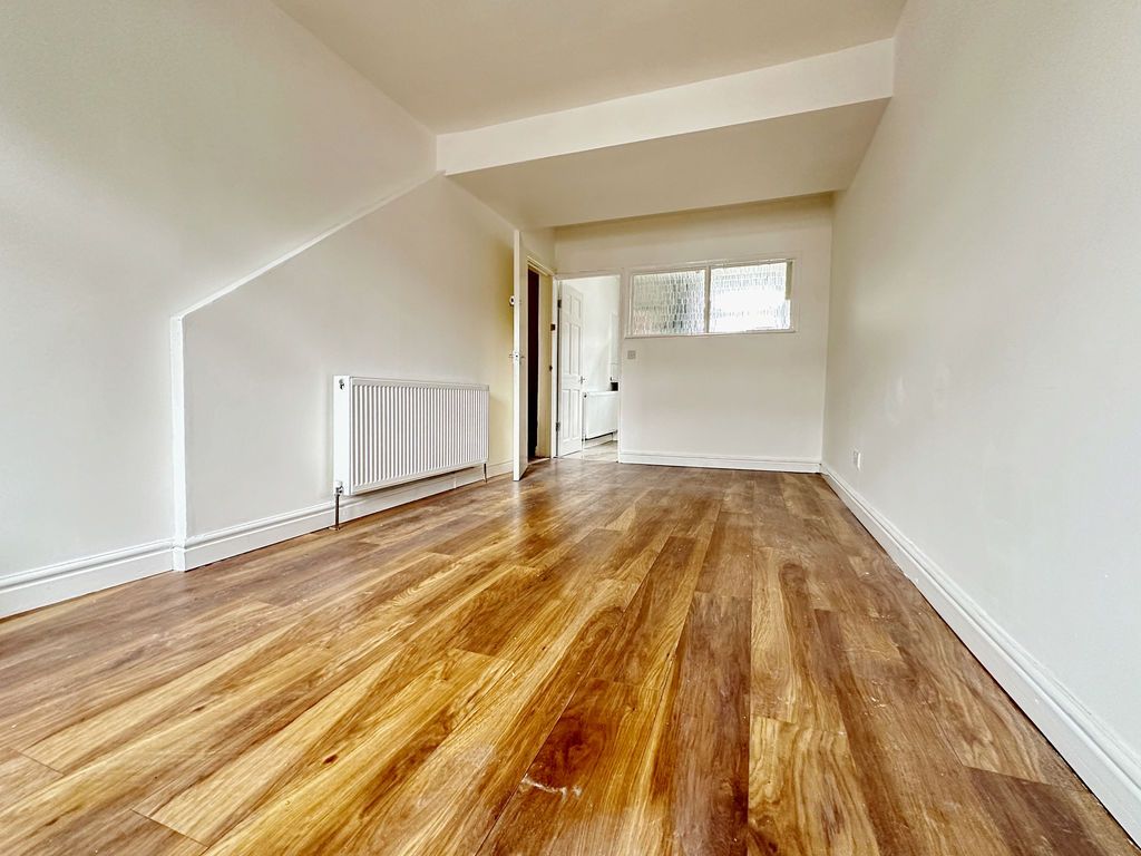 Property photo 1 of 7 Photo 7