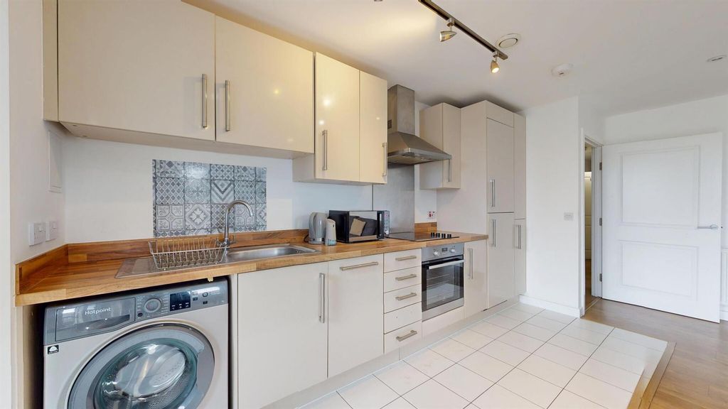 Property photo 2 of 15 3 Bedrooms Property To Rent In E14 - Barrain Londo