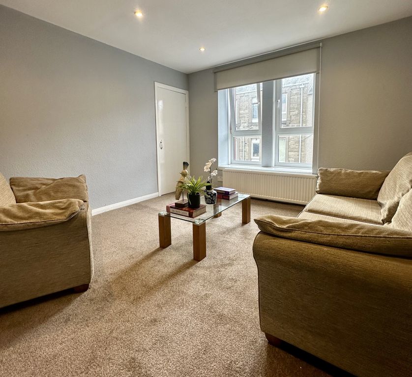 Property photo 2 of 11 Living (B)