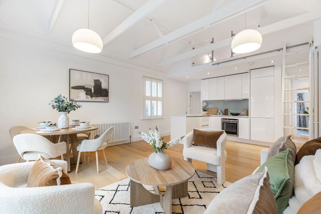 Property photo 2 of 17 4386663