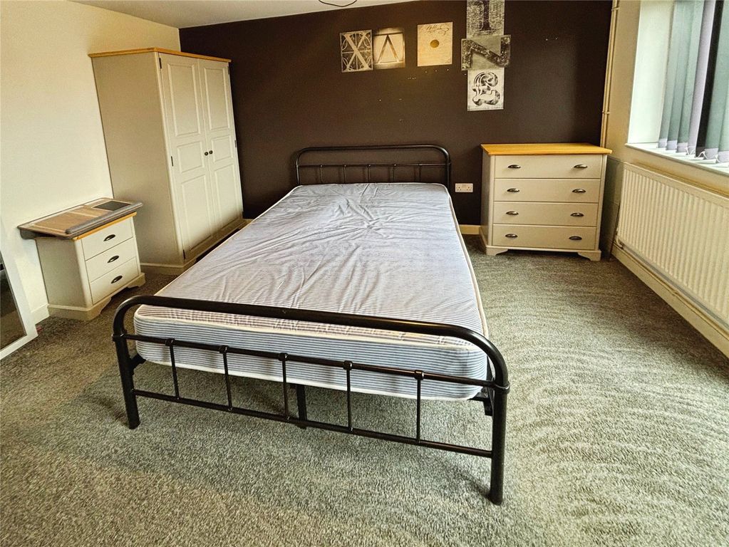 Property photo 2 of 6 Bedroom