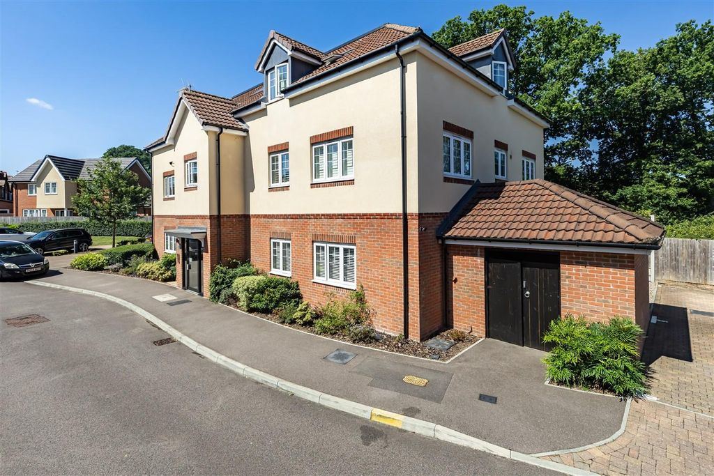 Property photo 2 of 18 2 Archer Close  (14).Jpg