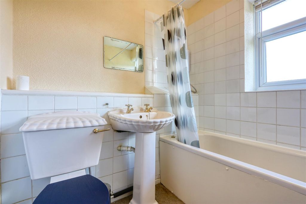 Property photo 2 of 10 Bathroom