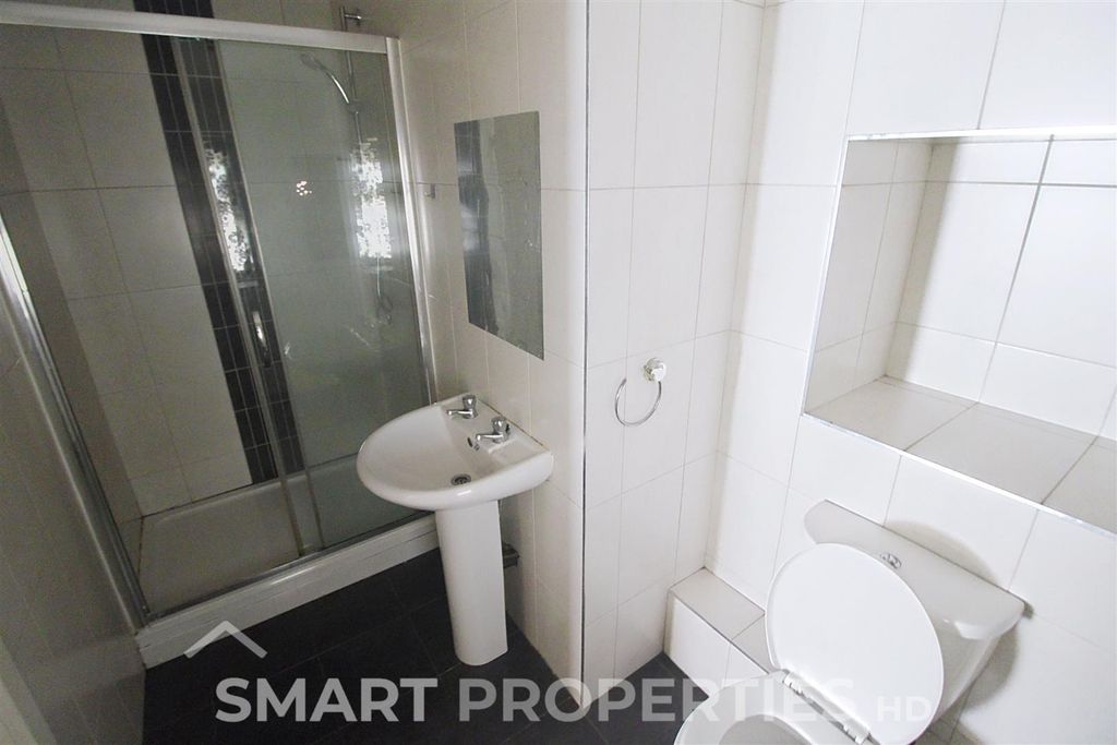 Property photo 3 of 6 Flat-4-611-Wakefield_00001.Jpeg