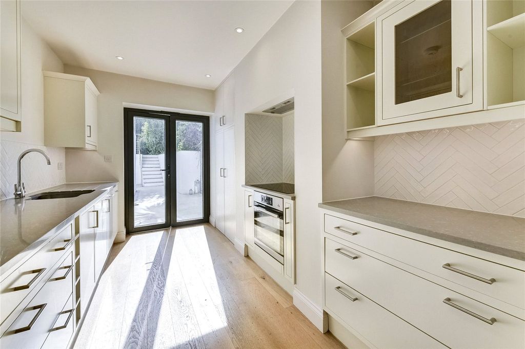 Property photo 3 of 9 Kitchen