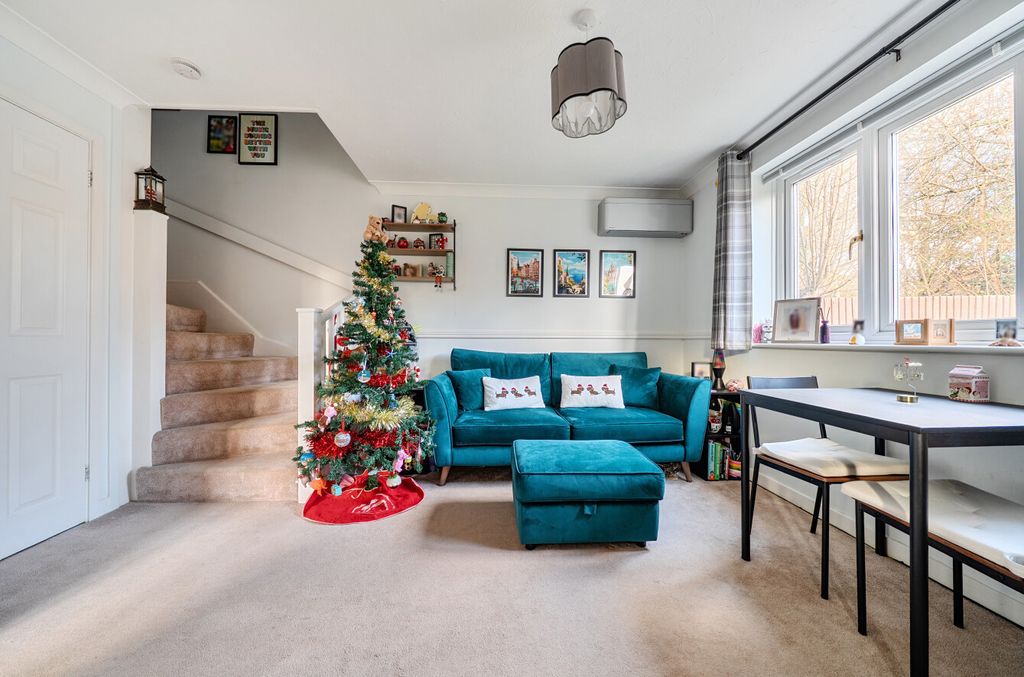 Property photo 3 of 11 1387273-12-693983...