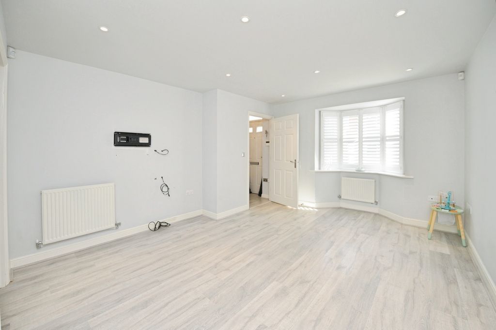 Property photo 3 of 19 Photo