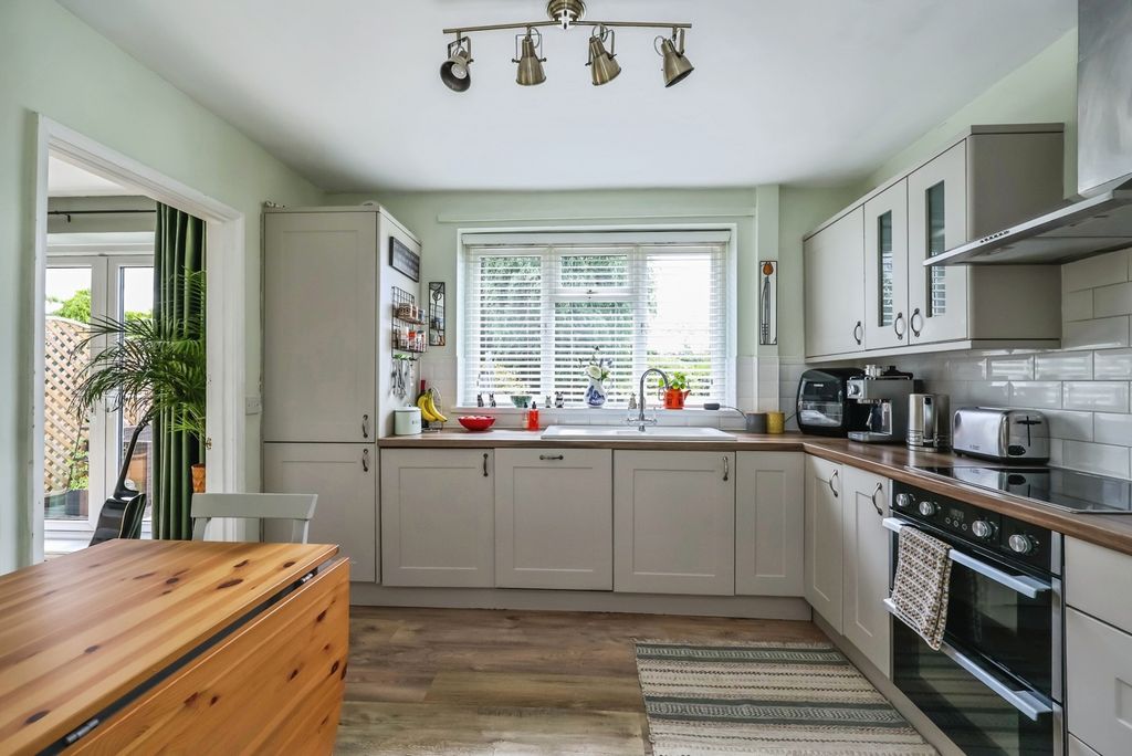Property photo 2 of 20 Fitted Kitchen