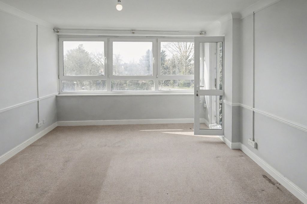 Property photo 2 of 14 Flat 234, Haynes Park Court, Hornchurch, Rm11 2Dg