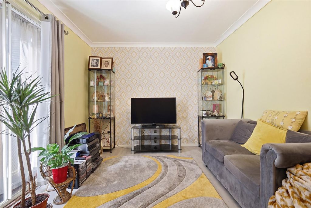 Property photo 2 of 8 004_Img_9497_Declutter_15A3A325.Jpg