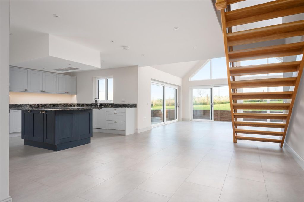 Property photo 3 of 35 S003.Jpg