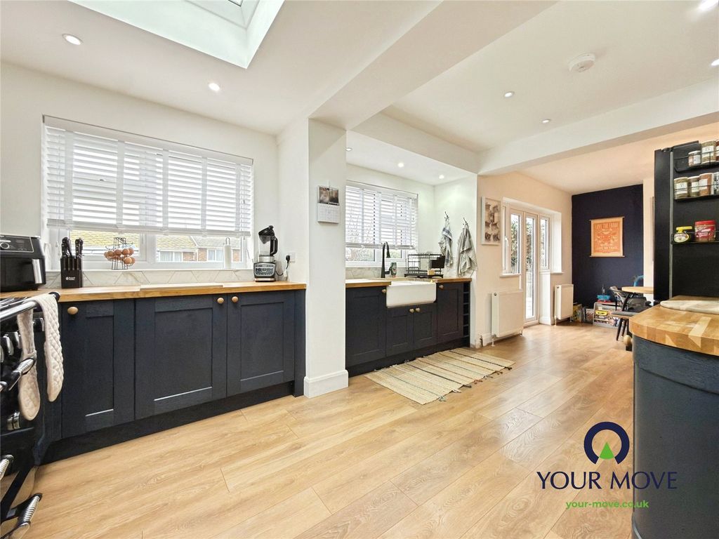 Property photo 3 of 17 Kitchen