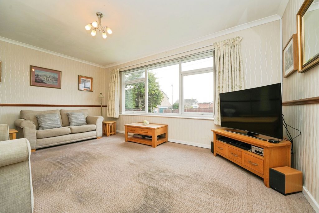 Property photo 3 of 17 Lounge