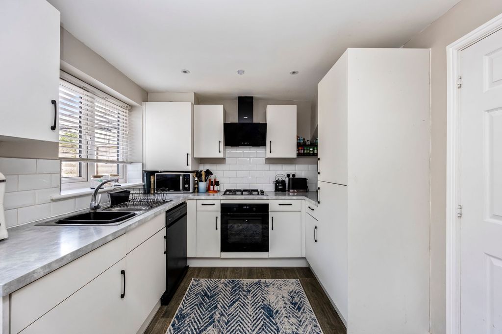 Property photo 2 of 19 Kitchen