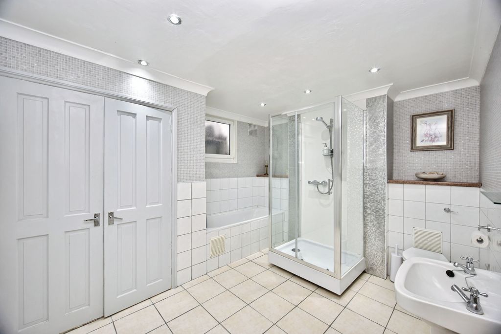 Property photo 3 of 18 Bathroom