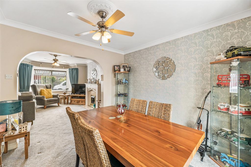 Property photo 3 of 16 Dining Room