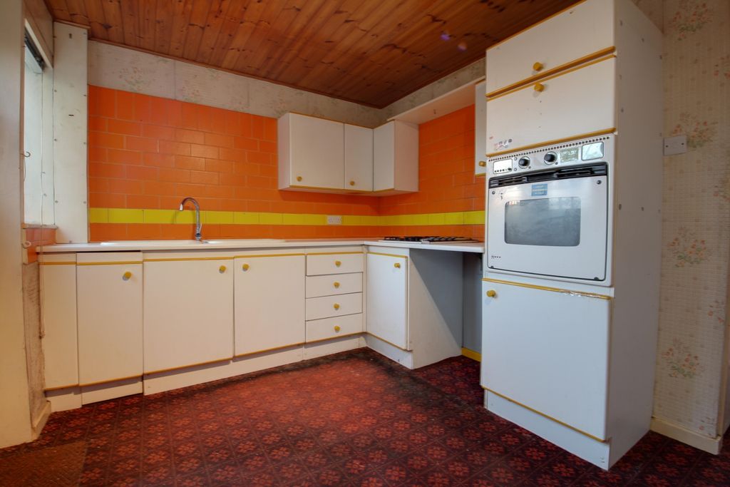 Property photo 3 of 12 Kitchen